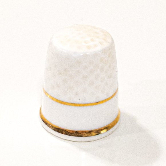 MARURI MASTERPIECE Thimble / July Birthday Flower Gold Trim / Vintage Bone China - Picture 3 of 4